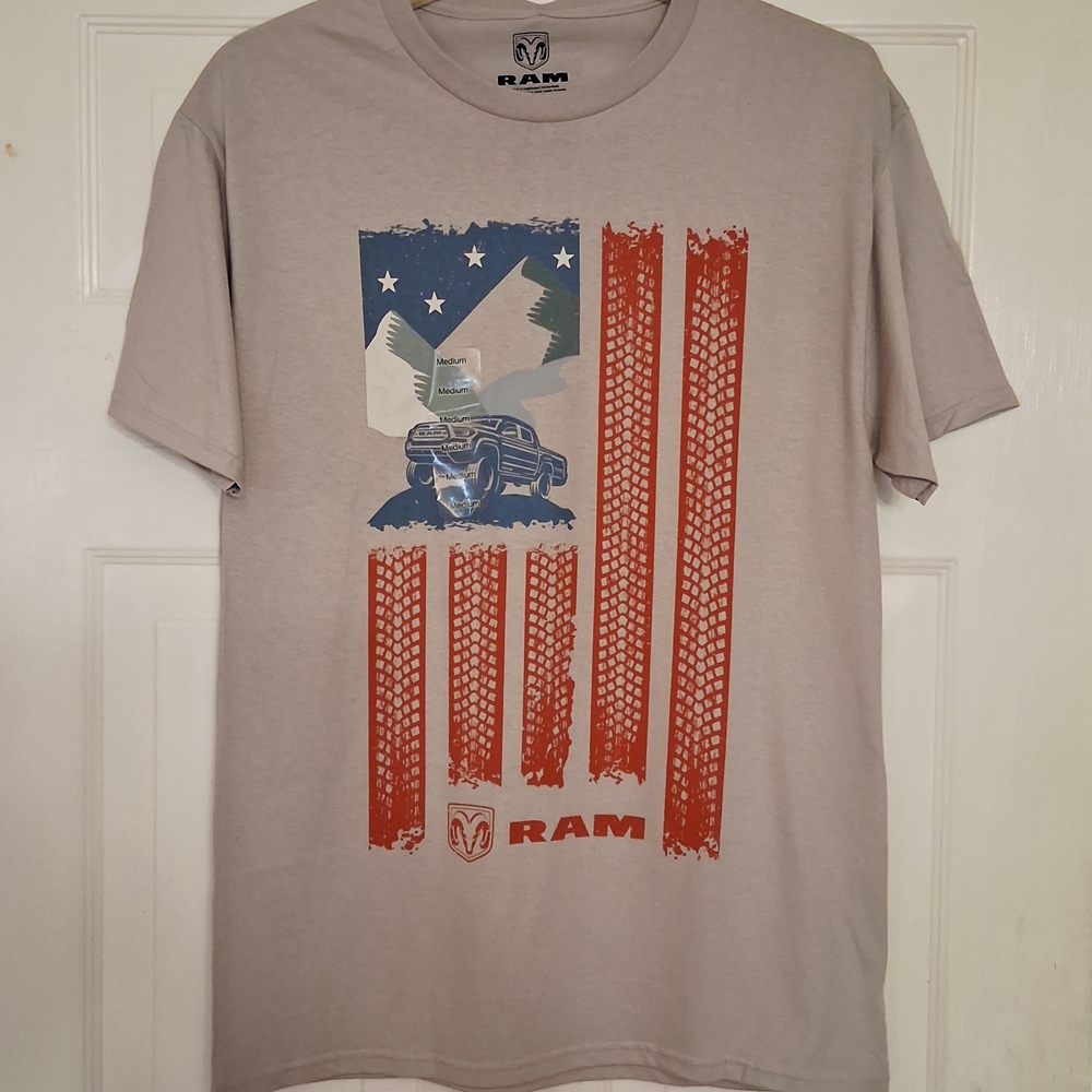 RAM Truck American Flag Men's T-shirt Size Medium Light Gray